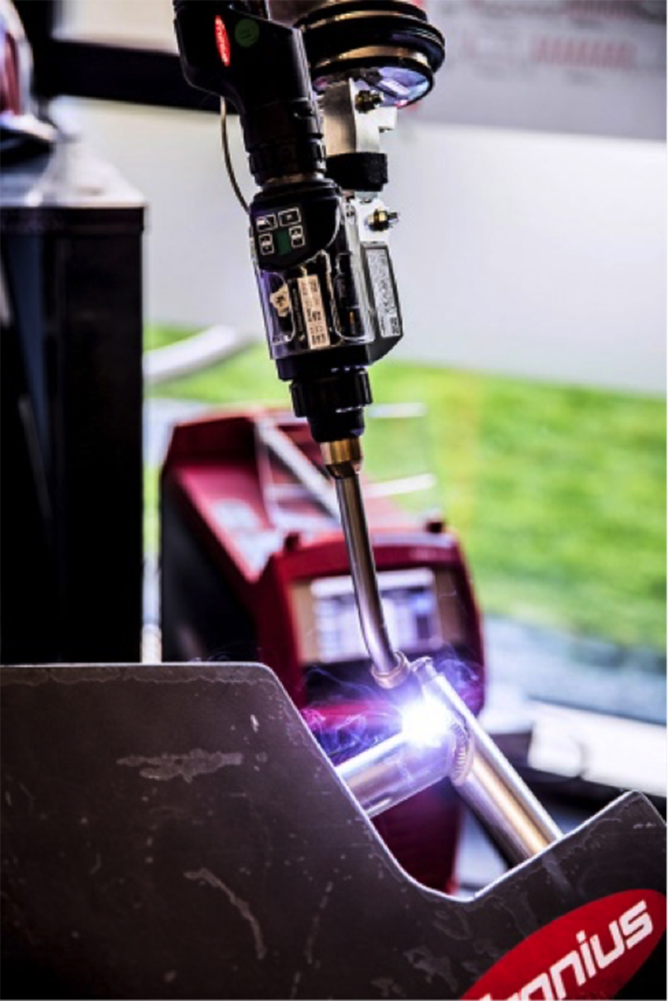 PMC mix drive harnesses the possibilities offered by a powerful PullMig welding torch, such as the Robacta Drive, to control the heat input even more precisely when welding aluminium, CrNi or vertical-up seams in steel
