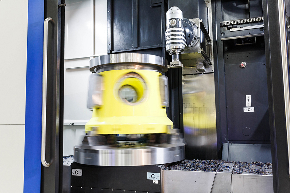 Soraluce’s new H200T two-/three-axis head (above) was demonstrated on a TA-M 20 bed mill 